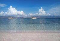 villa tranquilla nusa lembongan Tranquil view of boats on the clear waters of Badjo Beach, Nusa Tenggara, Indonesia.