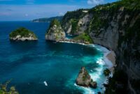 nusa penida blue lagoon Discover breathtaking cliffs and turquoise waters on Bali's Nusa Penida island, Indonesia.