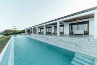 villa tranquilla nusa lembongan Elegant villa with infinity pool overlooking the ocean, ideal for luxury vacations.